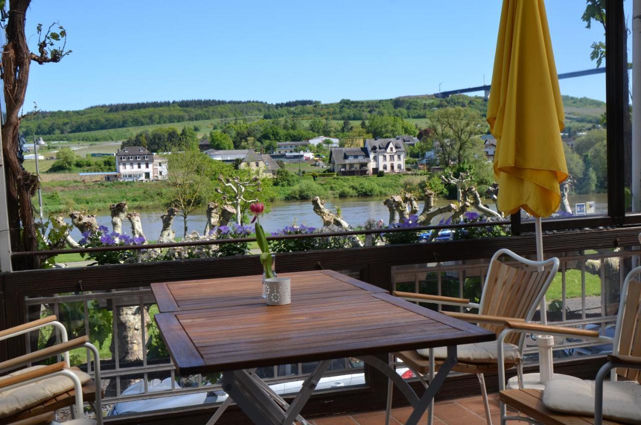 Weingut Erbes-Henn Hotell Ürzig Exteriör bild